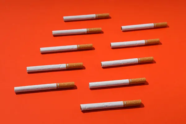 Έννοια Του Εθισμού Στο Κάπνισμα Σκιαγραφούνται Ολόκληρα Τσιγάρα — Φωτογραφία Αρχείου
