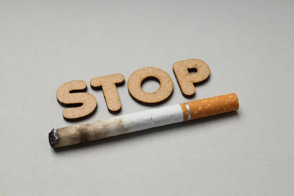 吸烟成瘾概念 Stop 顶视图 — 图库照片
