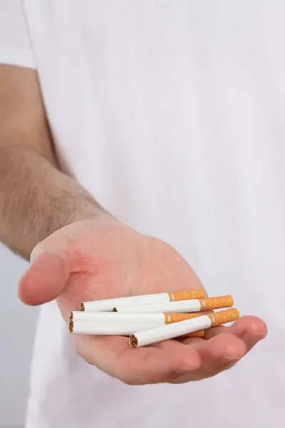 Pojęcie Uzależnienia Palenia Sterta Papierosów Rękach Człowieka — Zdjęcie stockowe