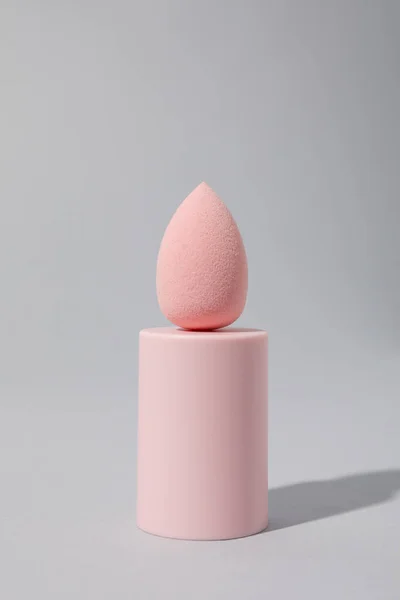 Gąbka Kosmetyczna Różowym Bloku Szarym Tle — Zdjęcie stockowe