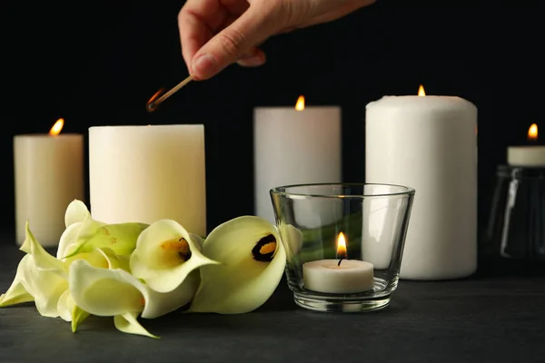 黑色背景上的蜡烛 花和女性手 — 图库照片
