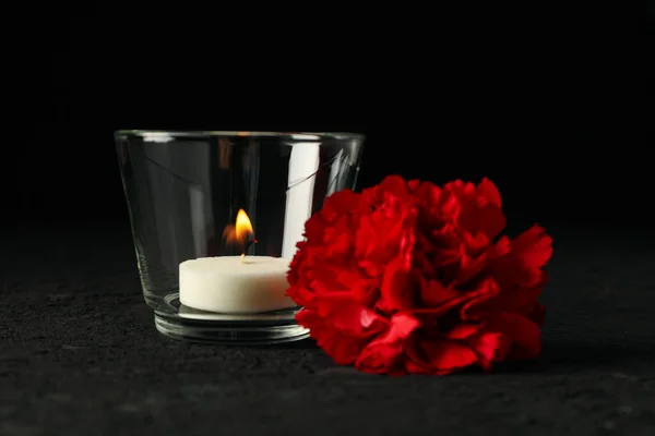 玻璃上的蜡烛 黑色背景上的花 — 图库照片