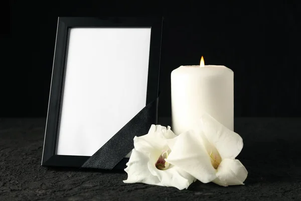 带黑色带子的相框 蜡烛和黑色背景的花朵 — 图库照片