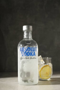 Odessa, Ukrayna, 29.08.23: Absolut vodka, alkol içeceği