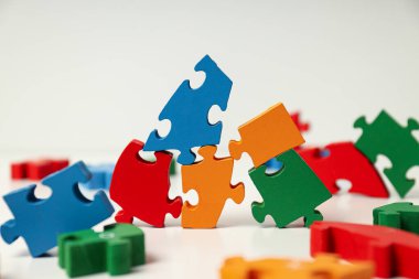 Beyaz arka planda çok renkli yapboz parçaları. Dünya otizm günü konsepti