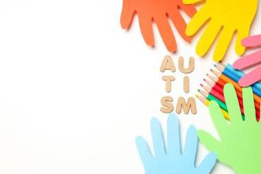 Beyaz arka planda kurşun kalemli çok renkli kağıt eller, yazı için yer. Dünya otizm günü konsepti
