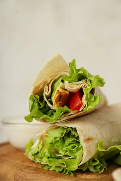 味道鲜美的快餐或自制食品概念 美味沙瓦玛 — 图库照片