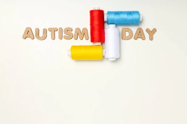 Veelkleurige Draden Met Het Woord Autisme Een Witte Achtergrond Plaats — Stockfoto