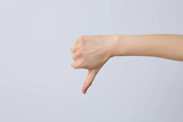Female Hand Showing Finger Grey Background — Stock Photo, Image