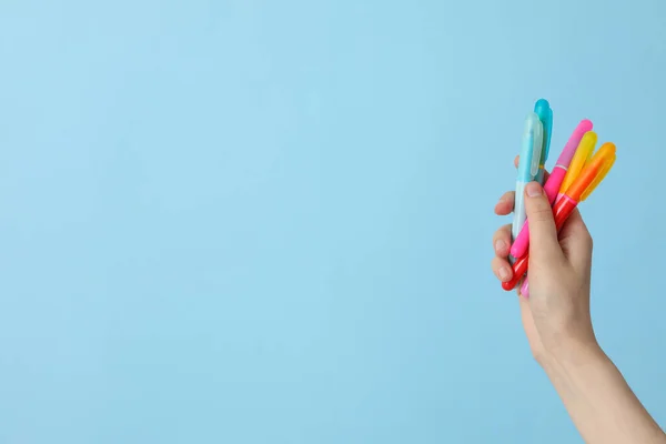 Weibliche Hand Hält Bunte Filzstifte Auf Blauem Hintergrund Platz Für — Stockfoto