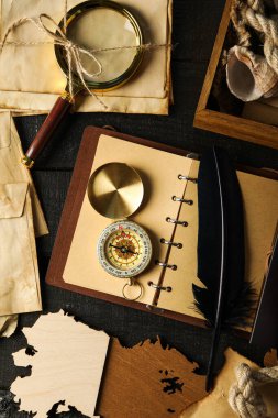 Columbus Günü. Pusula ve haritalı büyüteç