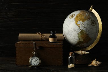 Columbus Günü. Karanlık bir arka planda cep saati olan bir dünya