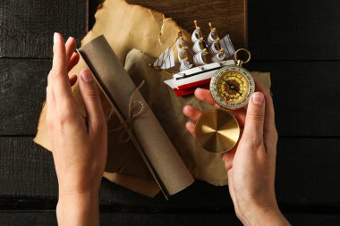 Columbus Günü. Üzerinde pusula ve gemi olan bir kağıt parşömen.