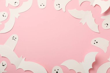 Pembe arkaplanda kağıt hayaletler ve yarasalar, metin için boşluk