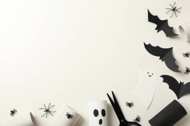 Beyaz arkaplanda kağıt hayaletler ve yarasalar, metin için boşluk