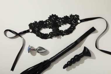 Hafif arka planda seks oyuncakları koleksiyonu.