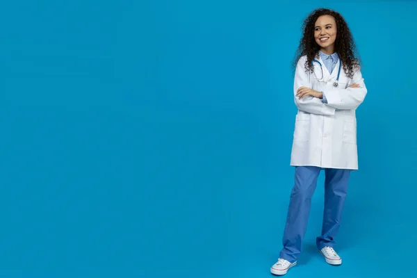 Una Chica Con Uniforme Médico Blanco Sobre Fondo Azul —  Fotos de Stock