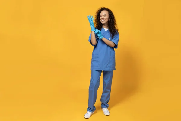 Uma Menina Uniforme Enfermeira Azul Fundo Amarelo — Fotografia de Stock