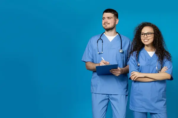 Чоловіки Жінки Лікарі Блакитній Формі — стокове фото
