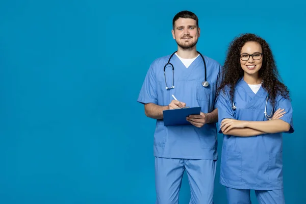 Чоловіки Жінки Лікарі Блакитній Формі — стокове фото