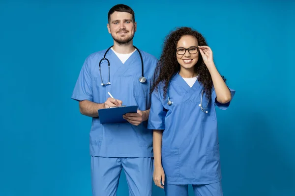身穿蓝色制服的男医生和女医生 — 图库照片