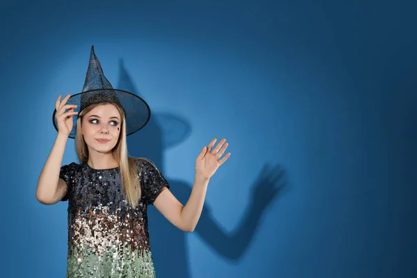 Une Fille Costume Halloween Danse Une Fête Sur Fond Bleu — Photo
