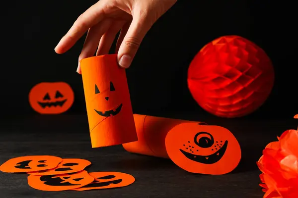 Papper Halloween Mockups Och Kvinnlig Hand Svart Bakgrund — Stockfoto