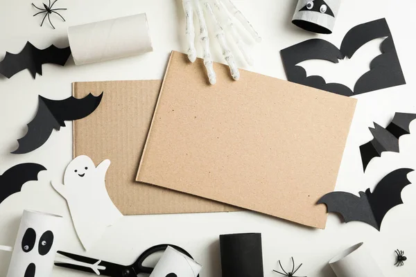 纸鬼和蝙蝠 木制背景的硬纸板 文字空间 — 图库照片