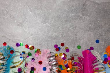 Gri arkaplanda tüyler ve konfeti, metin için boşluk