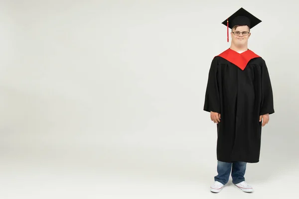 Joven Sonriente Con Síndrome Con Gafas Traje Graduación Lugar Para — Foto de Stock