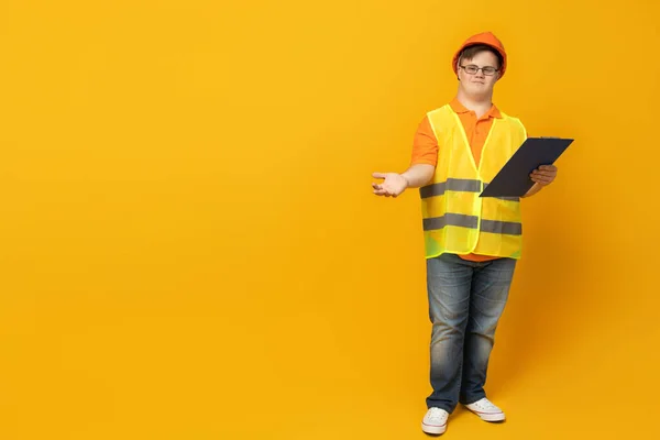 Leende Ung Man Med Dun Syndrom Glasögon Arbete Uniform Med — Stockfoto