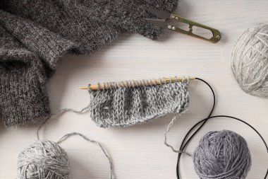 Soğuk mevsim konforlu hobi, hobi olarak örgü örmek.