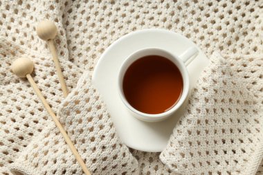 Örgü örme, soğuk mevsimde rahat ev hobisi konsepti