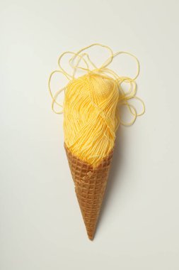 Örgü örme, soğuk mevsimde rahat ev hobisi konsepti