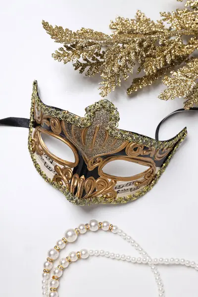 Carnaval Masker Kralen Witte Achtergrond — Stockfoto