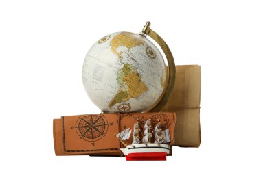 Beyaz arka planda izole edilmiş haritası ve gemisi olan bir küre.