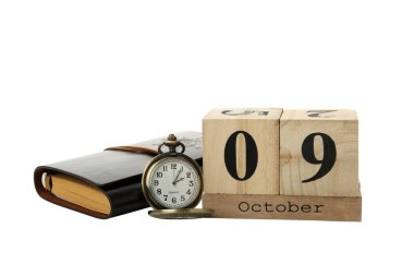 Takvimi beyaz arkaplanda izole edilmiş klasik defter