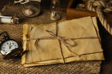 Columbus Günü. İçinde bir yığın eski mektup olan bir cep saati.