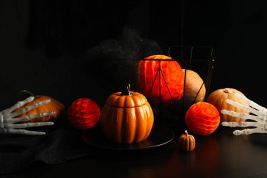 Cadılar Bayramı için balkabaklarıyla festival masası hazırla.