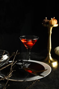 Cadılar Bayramı yemeği için mum ve çatal bıçaklı şenlik masası.