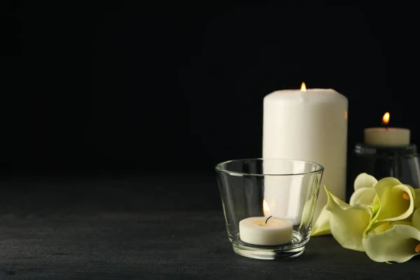 木制桌子上的蜡烛和花 黑色背景 文字空间 — 图库照片