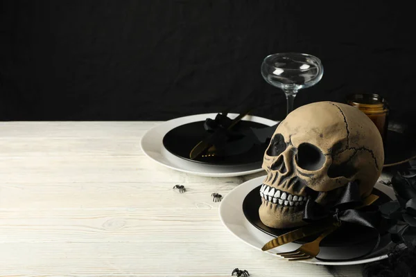 Cenário Mesa Para Halloween Crânio Uma Tigela Com Aranhas — Fotografia de Stock