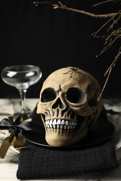 ハロウィーンのテーブル設定 ブラックボウルの頭蓋骨 — ストック写真