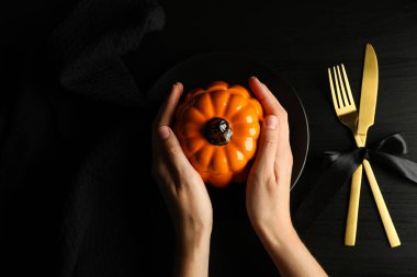 Cadılar Bayramı için balkabağıyla festival masası hazırla.