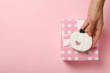 Cadılar Bayramı için pembe tonlarda bir hediye.