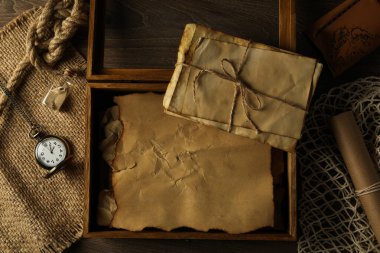 Columbus Günü. İçinde bir yığın eski mektup olan bir cep saati.