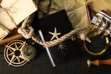 Columbus Günü. Karanlık arka plandaki denizciler için aksesuarlar