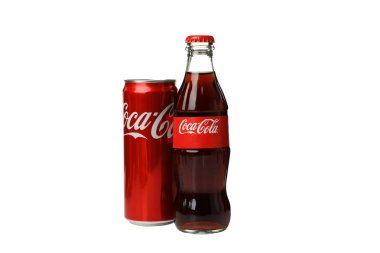 Ukrayna, Kyiv, 24 / 08 / 2023: Beyaz arka planda izole edilmiş, en popüler Coca Cola içeceği olan PNG.