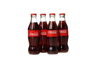 Ukrayna, Kyiv, 24 / 08 / 2023: Beyaz arka planda izole edilmiş, en popüler Coca Cola içeceği olan PNG.