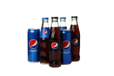 Ukrayna, Kyiv, 24 / 08 / 2023: PNG, en popüler Pepsi içeceği, beyaz arka planda izole edilmiş.
